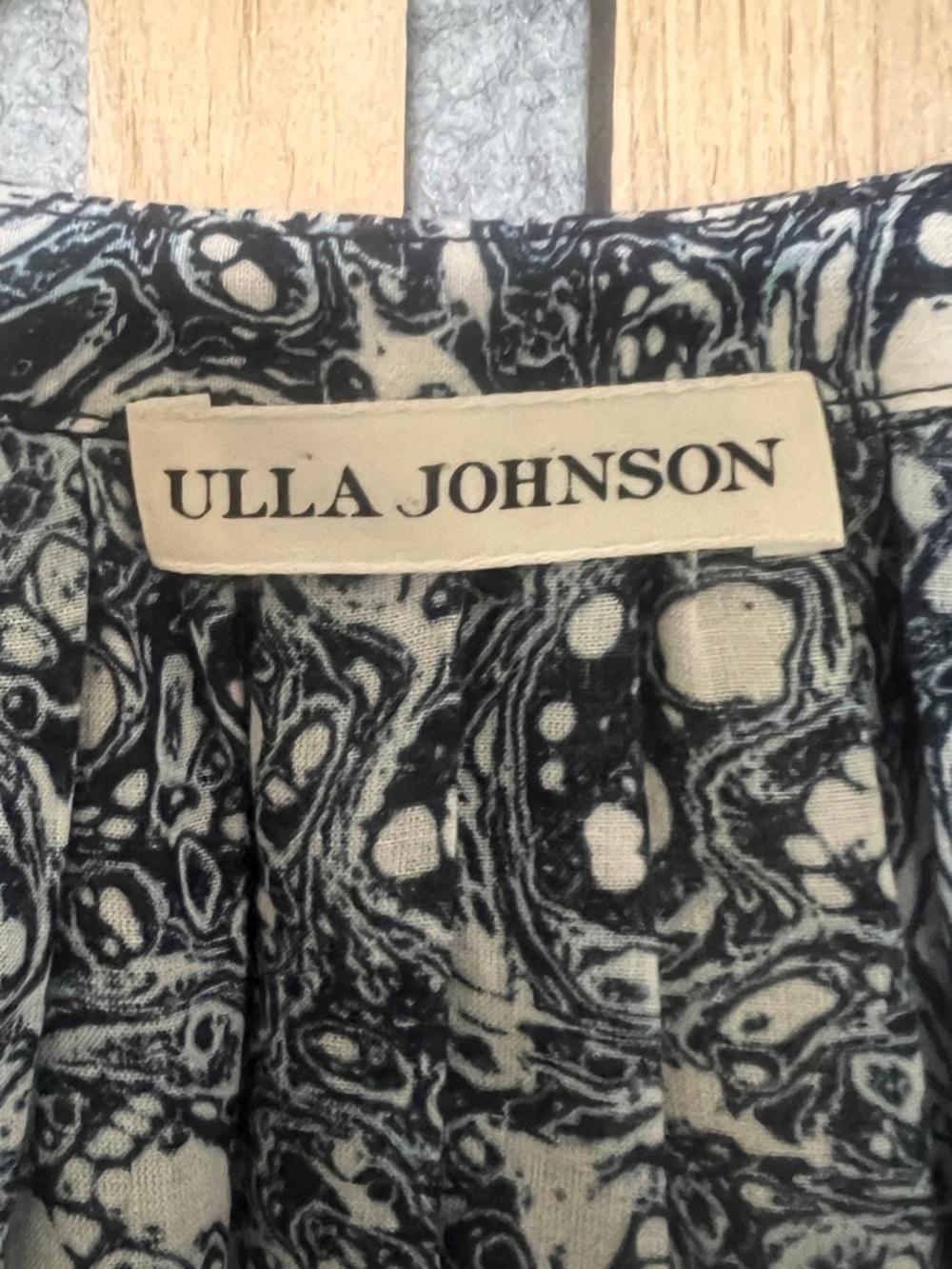 Ulla Johnson Aiko Top in Indigo Navy and White Paisley V-Neck Puff Sleeve Blouse - Picture 5 of 7